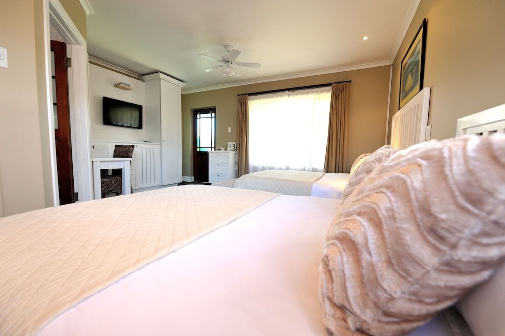 Beachwalk Bed and Breakfast Family Room, Garden Area 2