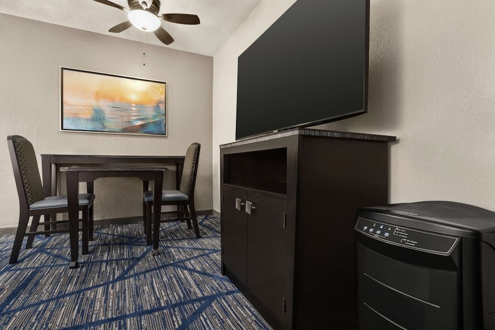 Embassy Suites by Hilton Miami International Airport Suite, 2 Queen Beds 9