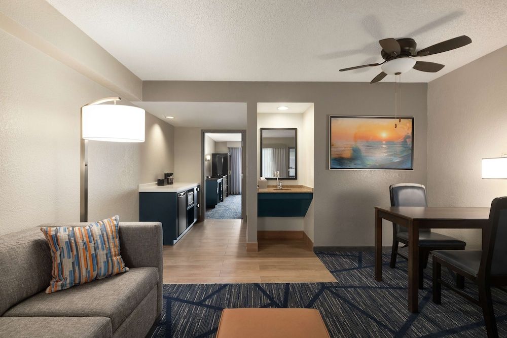 undefined Embassy Suites by Hilton Miami International Airport 3