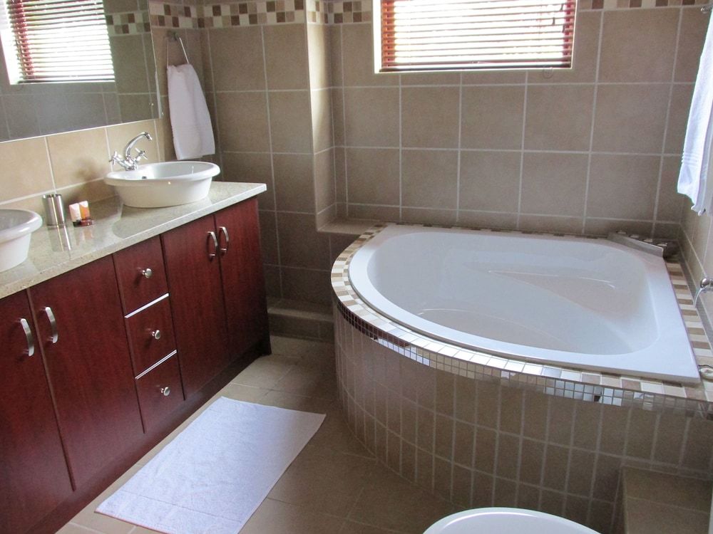 Karoo Sun Boutique Guest House Luxury Double Room, Garden View 5