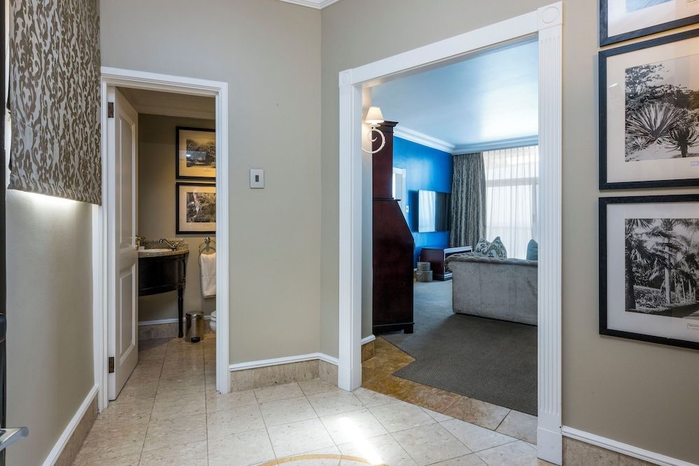 Beverly Hills Presidential Suite 6