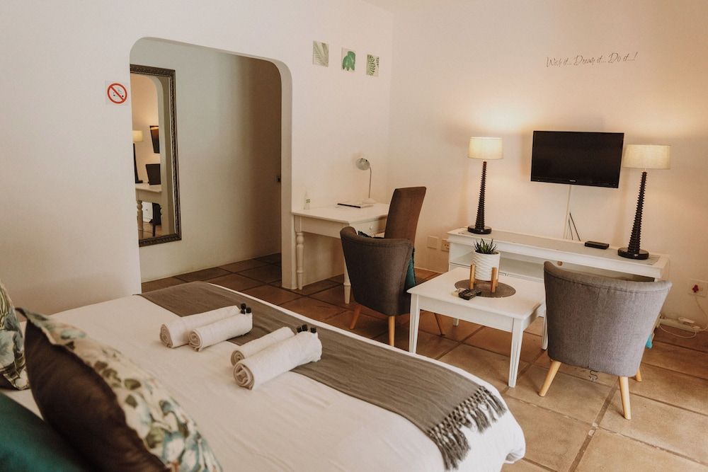 Caza Beach Guesthouse Deluxe Room, 1 Bedroom (King Bedroom - Ocean Breeze) 3