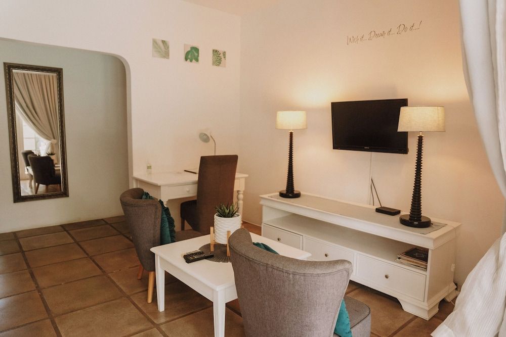 Caza Beach Guesthouse Deluxe Room, 1 Bedroom (King Bedroom - Ocean Breeze) 10