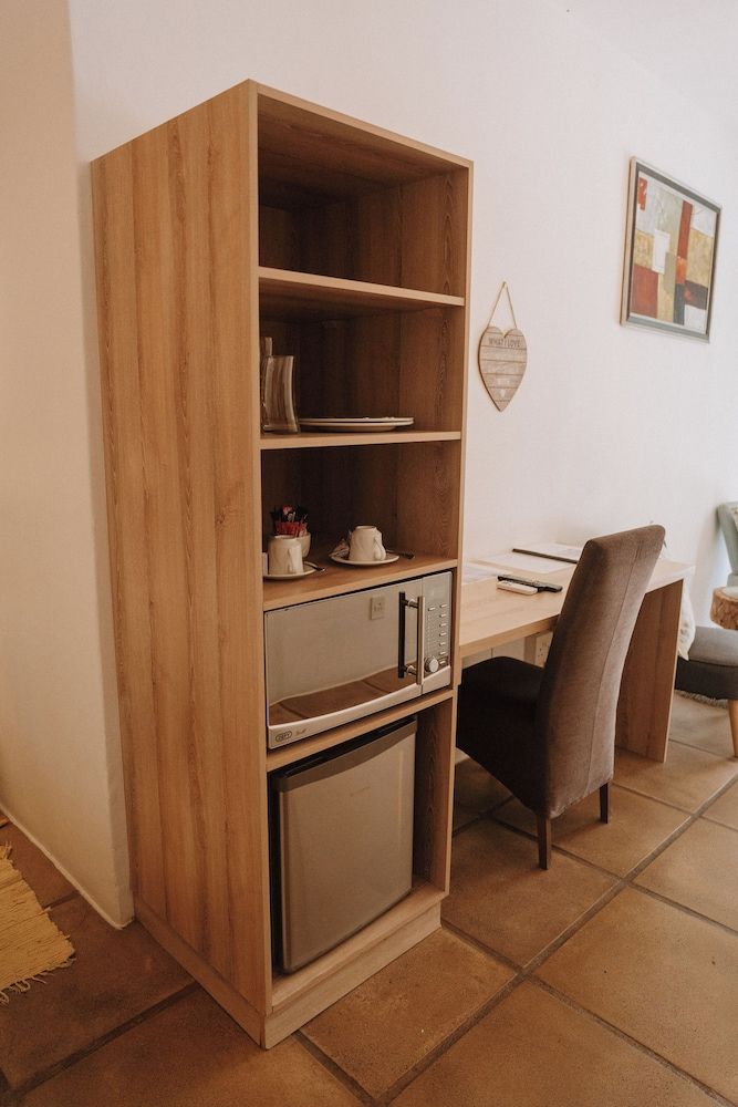 Caza Beach Guesthouse Comfort Room, 1 Bedroom ( Queen Bedroom - African Sunset ) 8