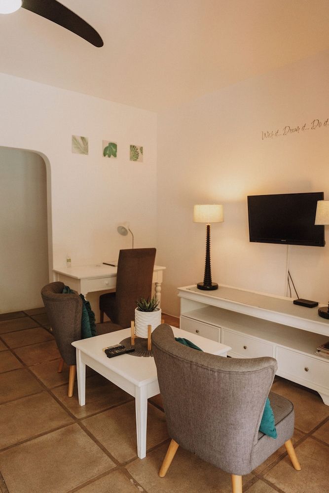 Caza Beach Guesthouse Deluxe Room, 1 Bedroom (King Bedroom - Ocean Breeze) 9