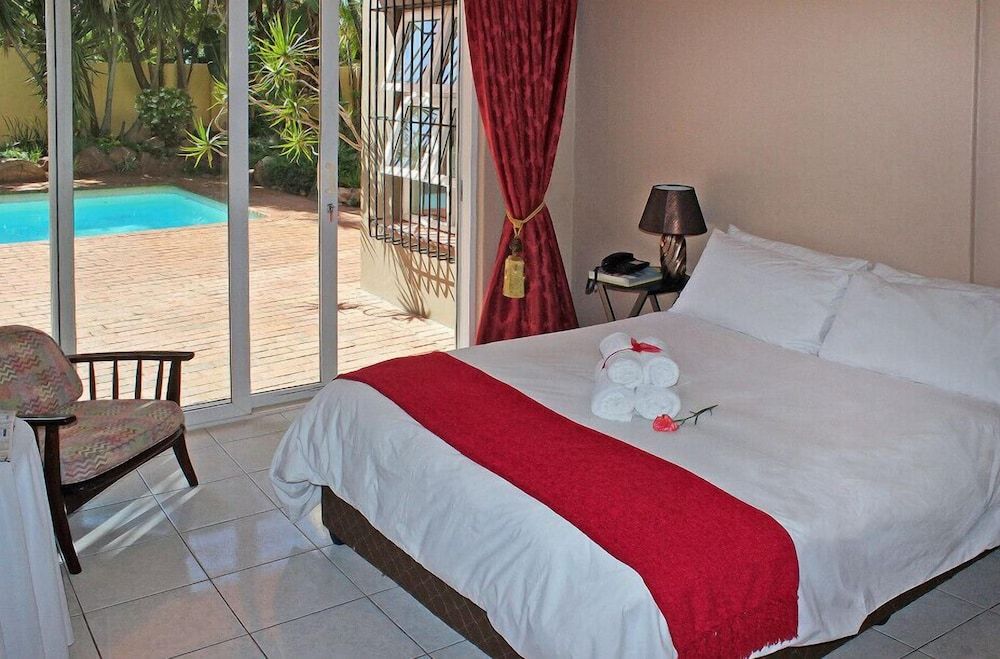 Durban Manor Guest House Family Pool View 2