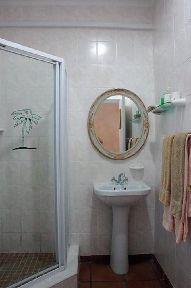 Centre Court B & B Room (Double or Twin Room with Extra Bed) 8