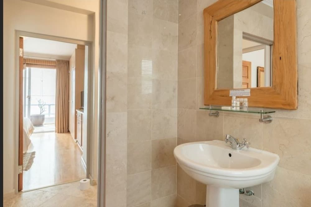 Bantry Beach Luxury Suites Three Bedroom Apartment 7