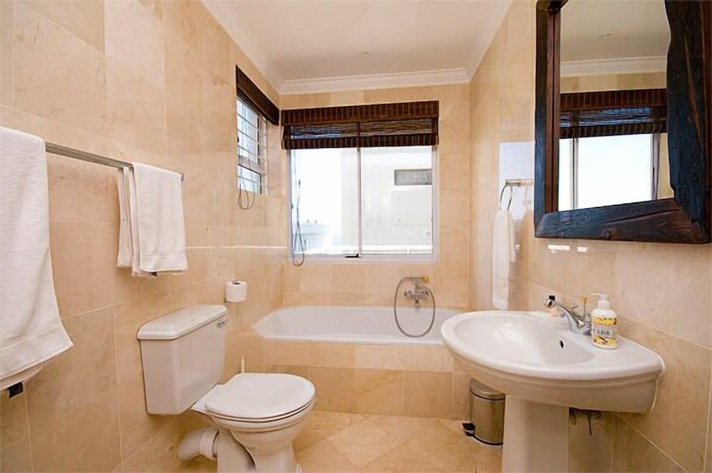 Bantry Beach Luxury Suites Three Bedroom Apartment 8