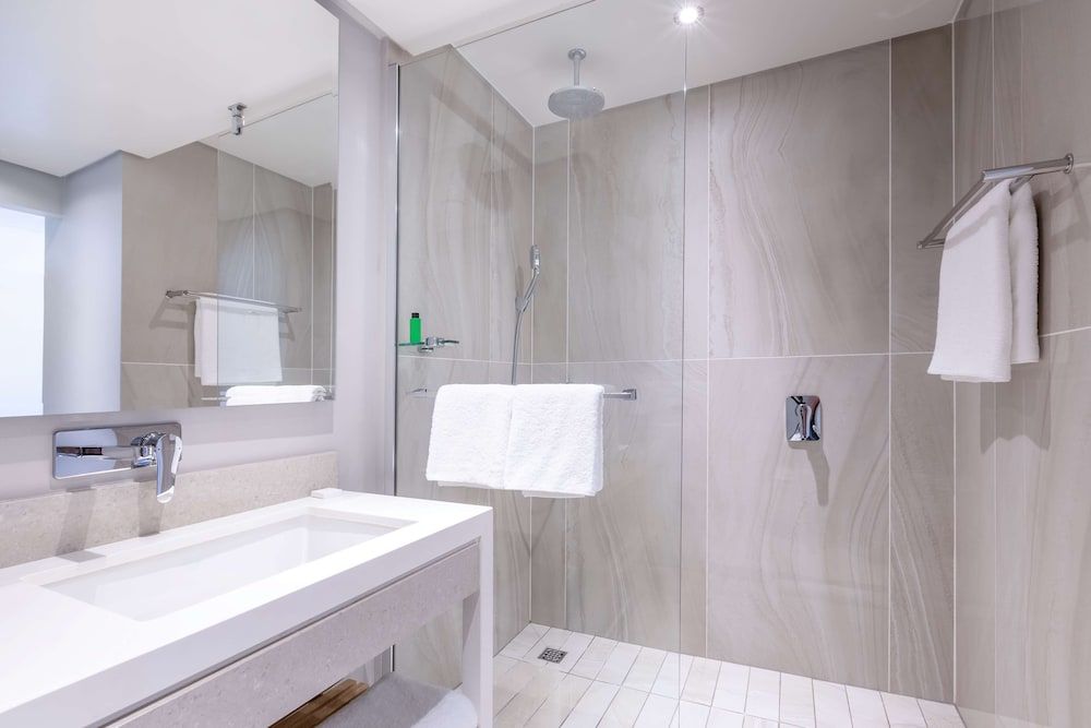 SunSquare Cape Town City Bowl Standard Queen Room 5