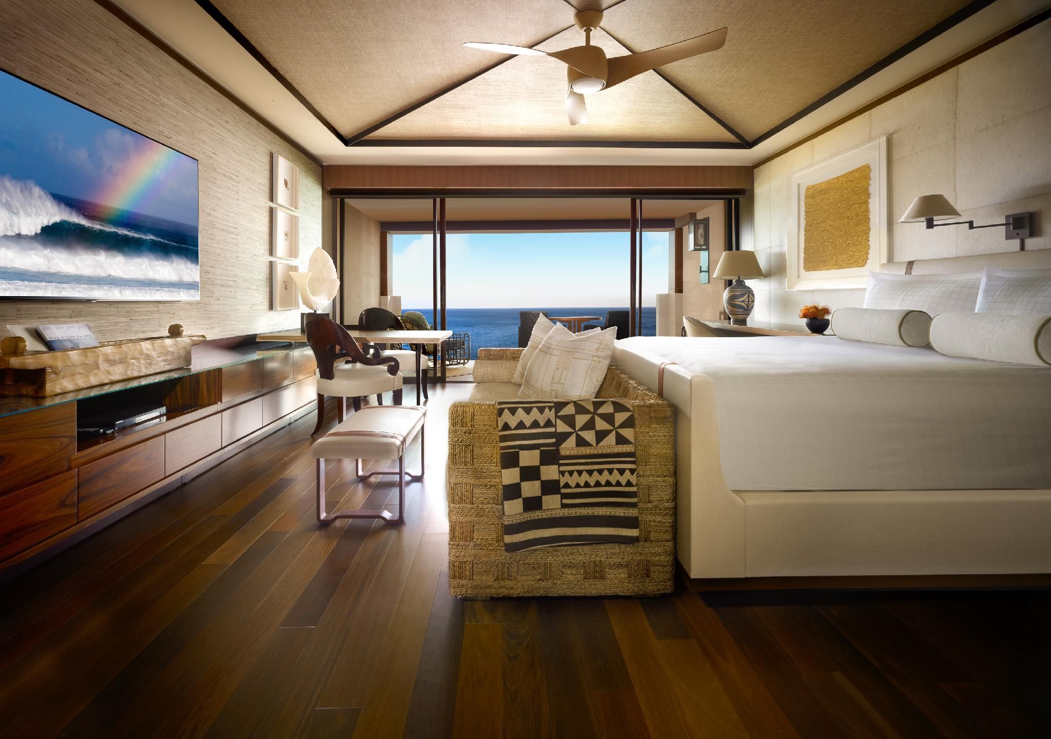 Prime Oceanfront Room with King Bed - Accessible