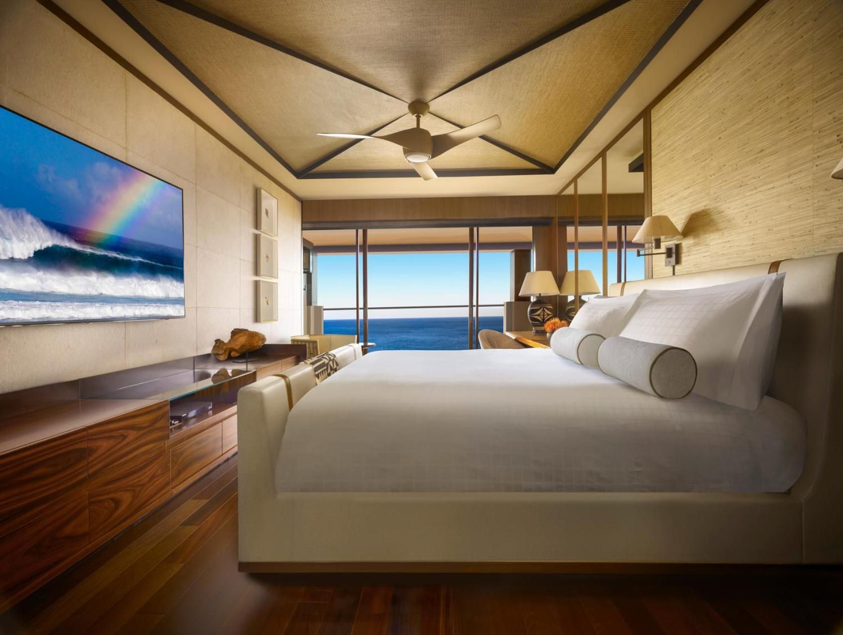 Prime Oceanfront Room with King Bed - Accessible