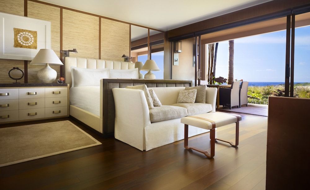 Suite, 1 King Bed, Partial Ocean View (Ohana)