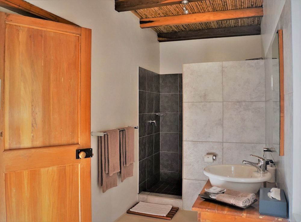 Comfort Room, 1 King Bed (luxury king with bath & shower )