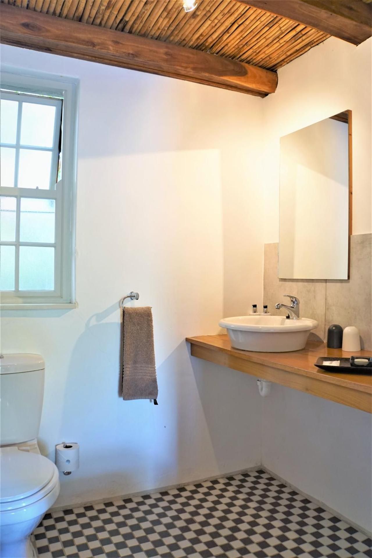 Standard Room (Queen)
