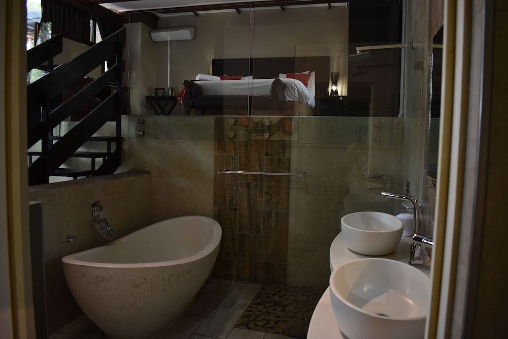 Waterfalls Boutique Hotel Honeymoon & Executive Room 7