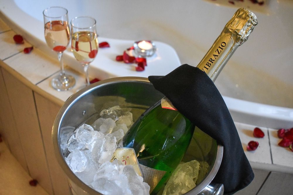 Waterfalls Boutique Hotel Honeymoon & Executive Room 11