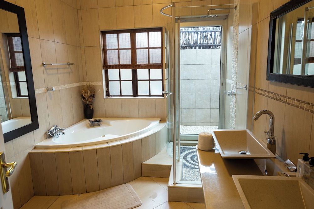 Waterfalls Boutique Hotel Honeymoon & Executive Room 8