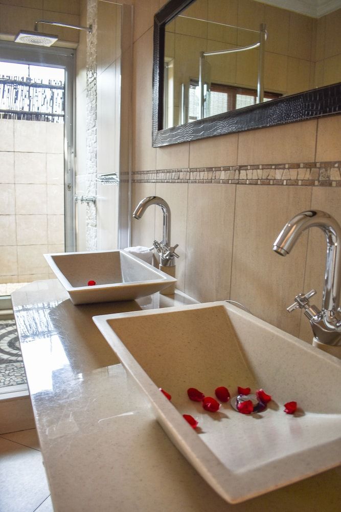 Waterfalls Boutique Hotel Honeymoon & Executive Room 12