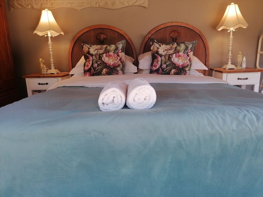 Hawklee Country House Standard Cabin, 1 King Bed, Balcony, River View (Guinea Fowl ) 2