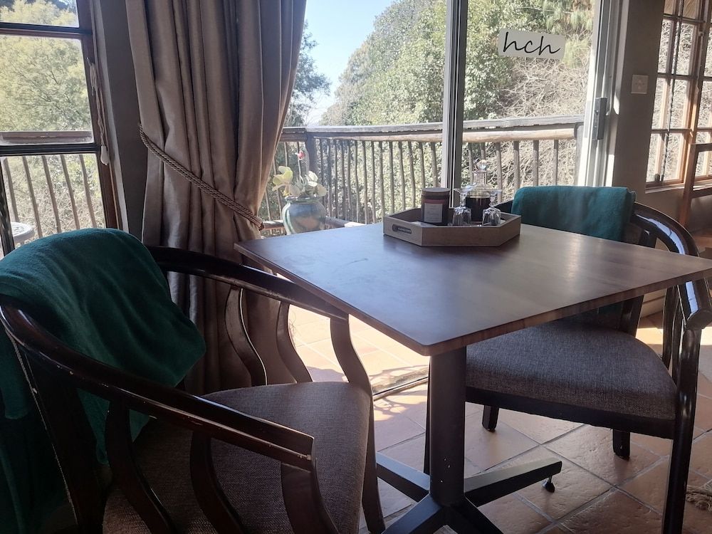 Hawklee Country House Standard Cabin, 1 King Bed, Balcony, River View (Guinea Fowl ) 4