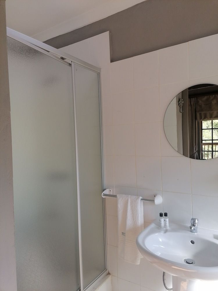 Hawklee Country House Standard Cabin, 1 King Bed, Balcony, River View (Guinea Fowl ) 6