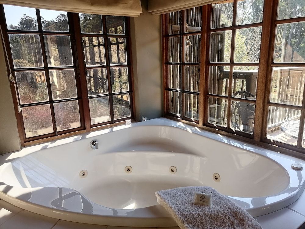 Hawklee Country House Standard Cabin, 1 King Bed, Balcony, River View (Guinea Fowl ) 8