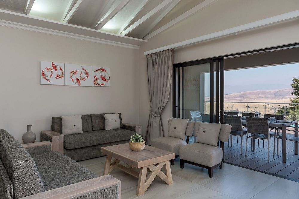 Cayley Mountain Resort Three Bedroom Luxury Chalet with Splash pool