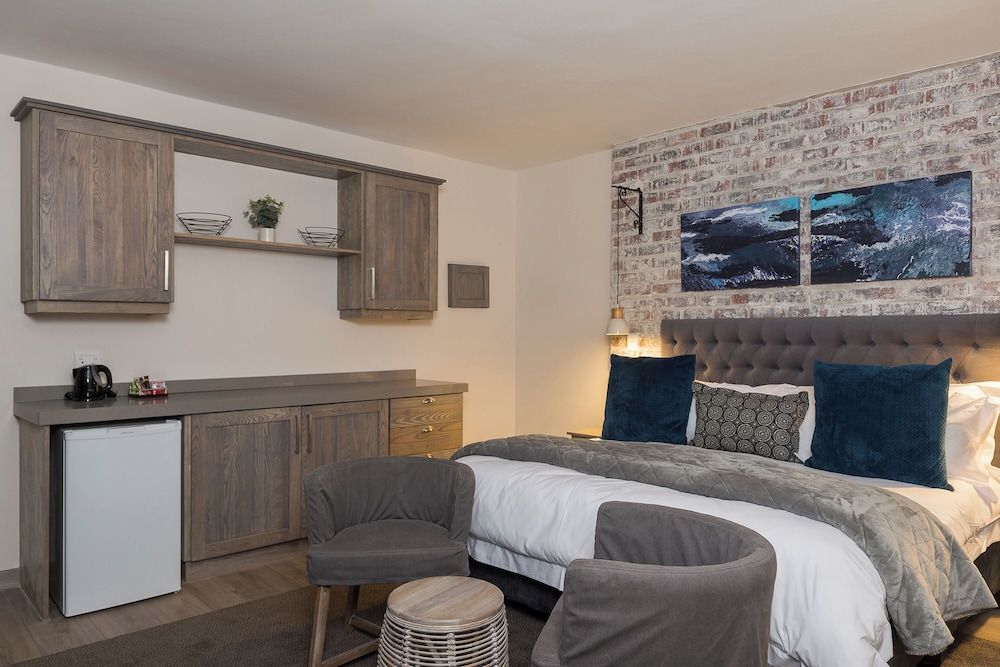 Five Bedroom Manor with Splash Pool