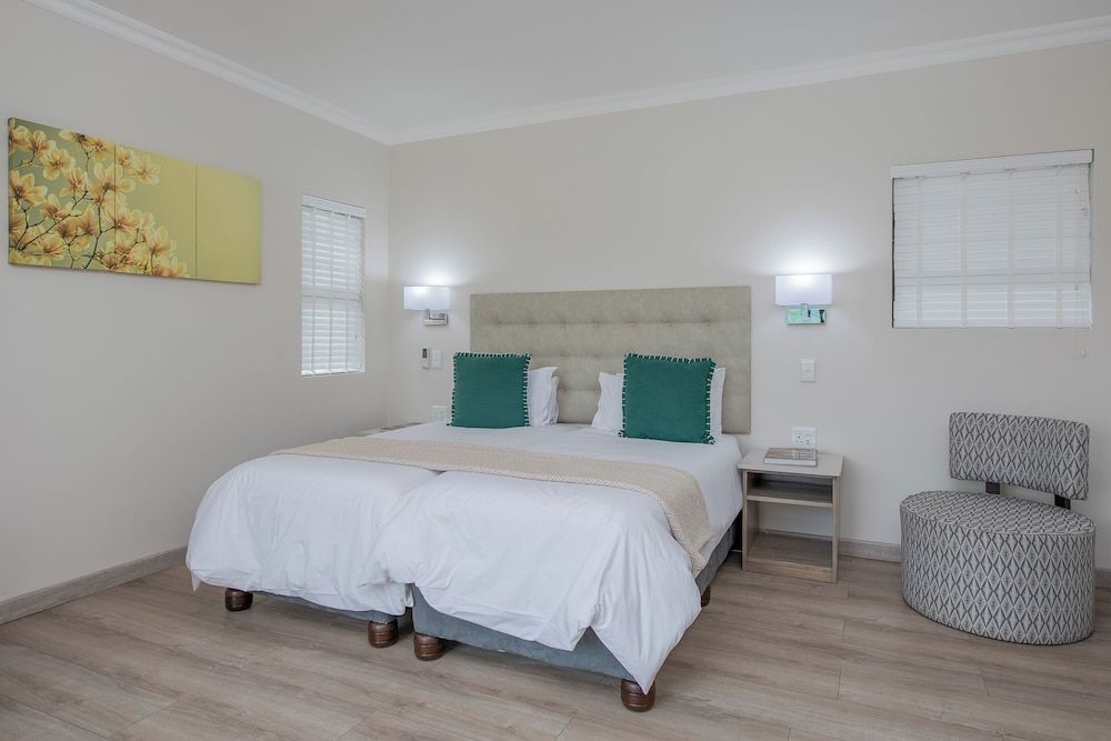 Cayley Mountain Resort Three Bedroom Chalet with Patio 3