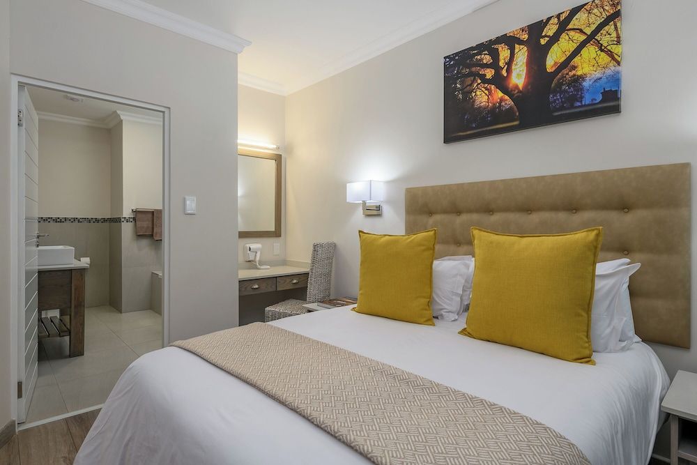 Cayley Mountain Resort Three Bedroom Chalet with Patio 4