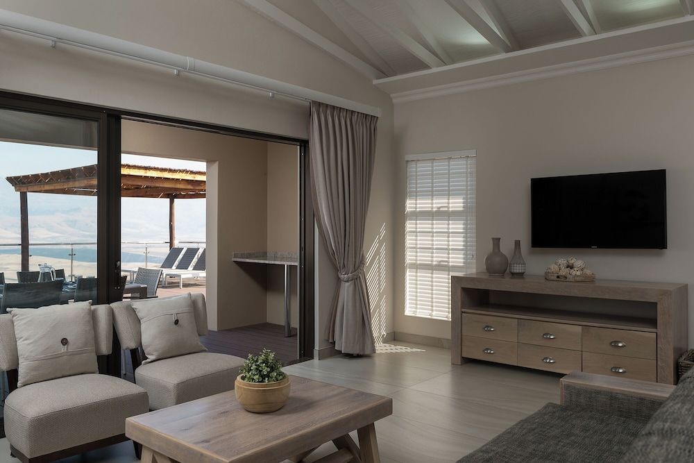 Cayley Mountain Resort Three Bedroom Luxury Chalet with Splash pool 9