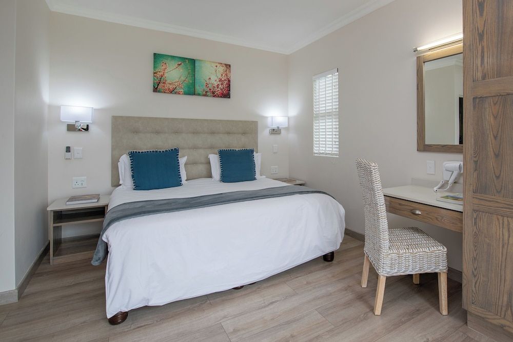 Cayley Mountain Resort Three Bedroom Chalet with Patio