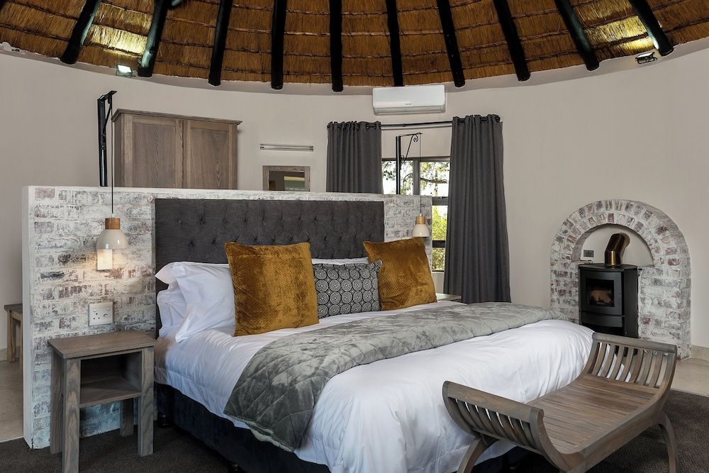 Five Bedroom Manor with Splash Pool