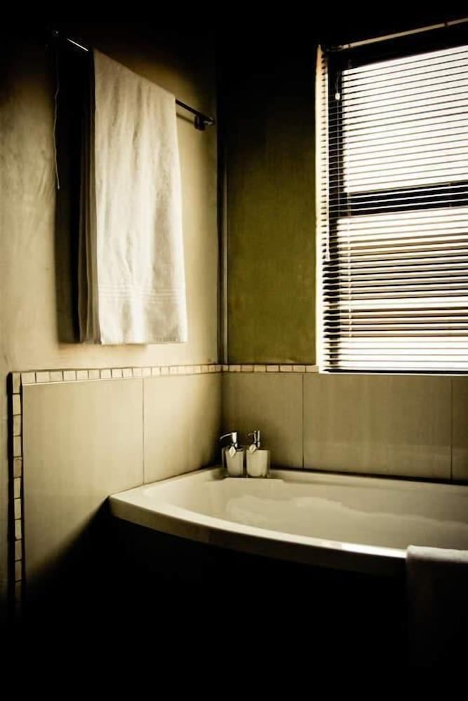 Altissimo Guesthouse Luxury Room with Queen Bed RTID 1 3