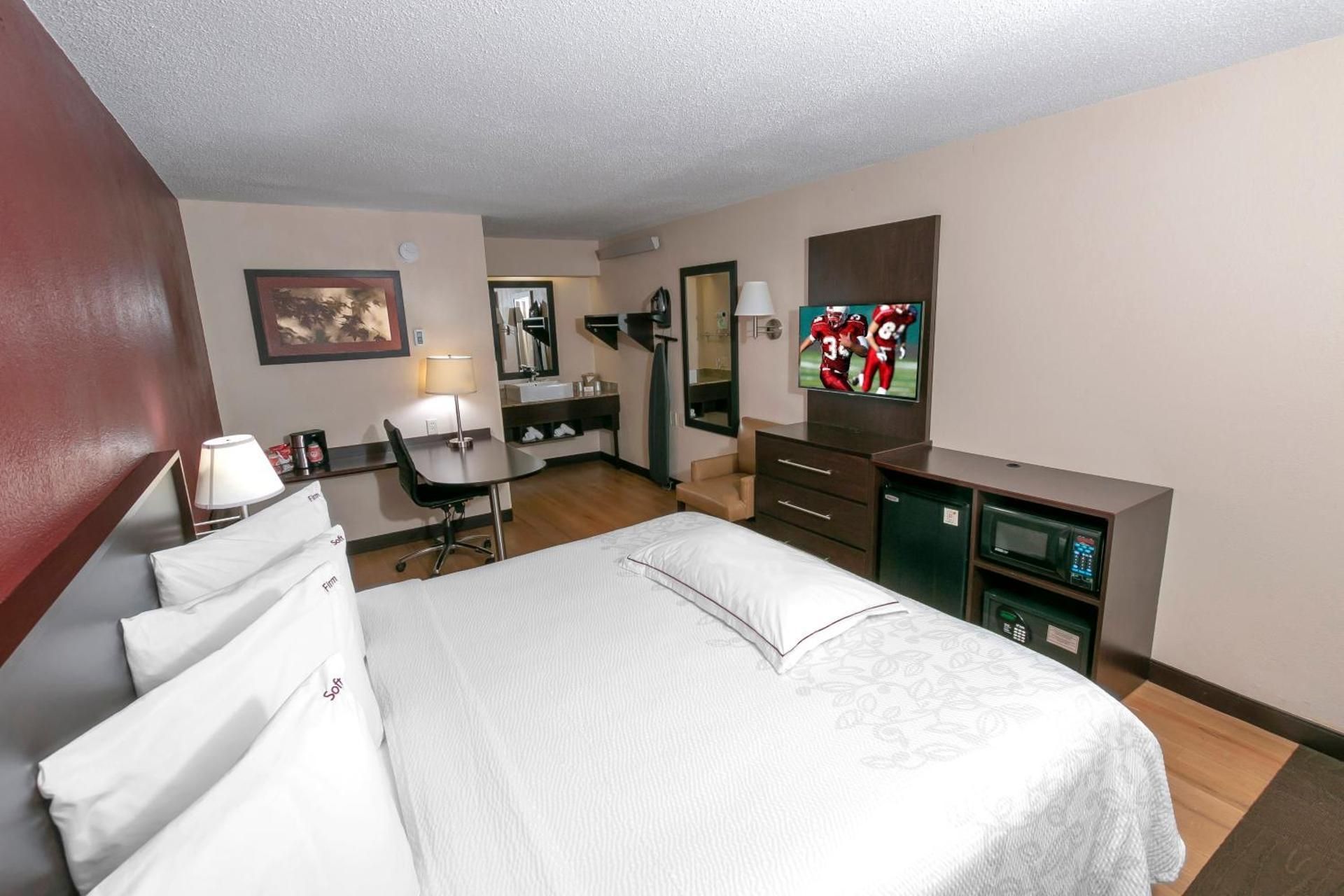 Premium King Smoke Free (Upgraded Bedding & Snack)