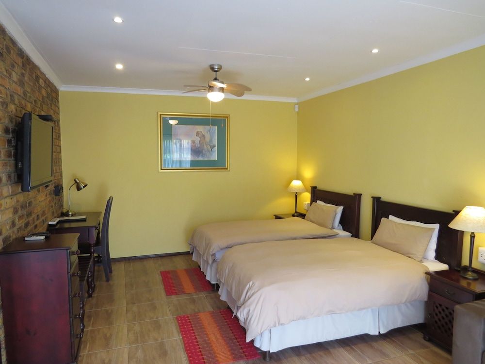 White House Lodge Standard Twin Room 4