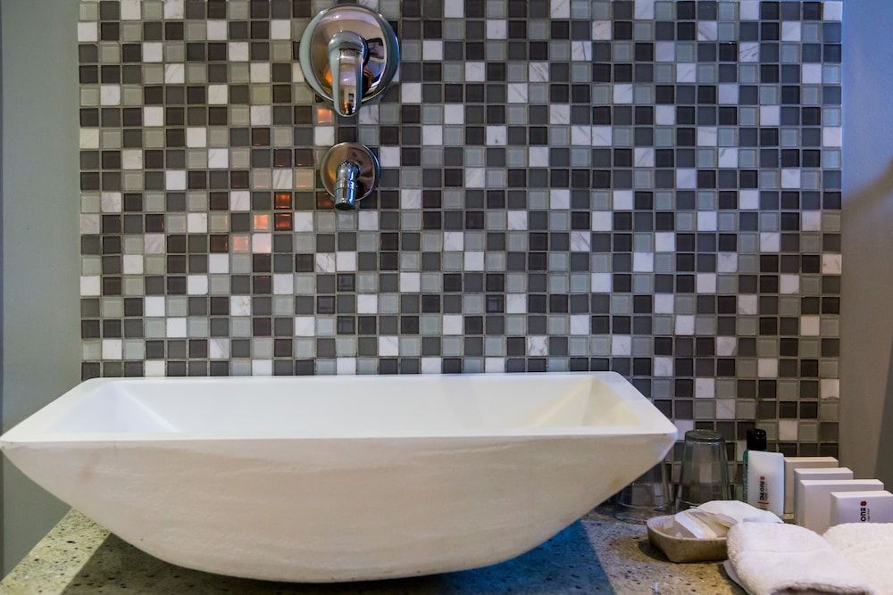 The One 8 Hotel Budget Small Double Room - Ground Floor 4
