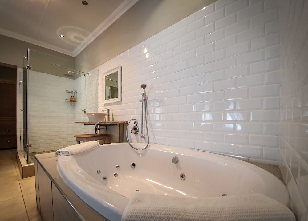 Berluda Farmhouse & Cottages Luxury Double Room 8