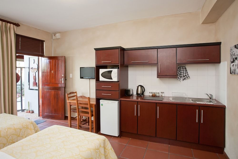 Miles B&B Guesthouse Twin Self-Catering 9