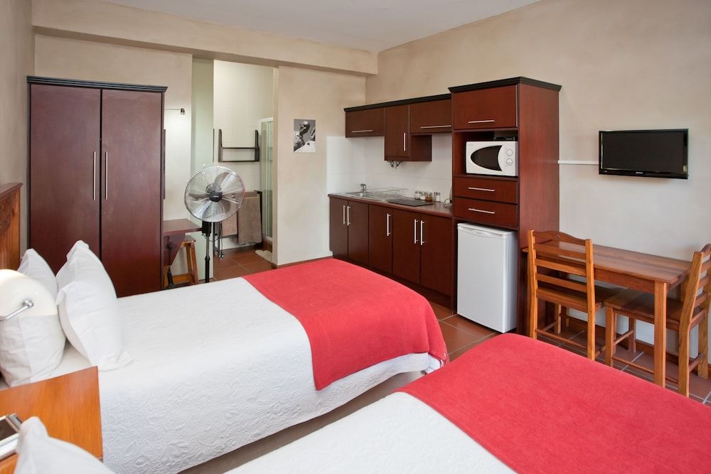 Miles B&B Guesthouse Twin Self-Catering 5