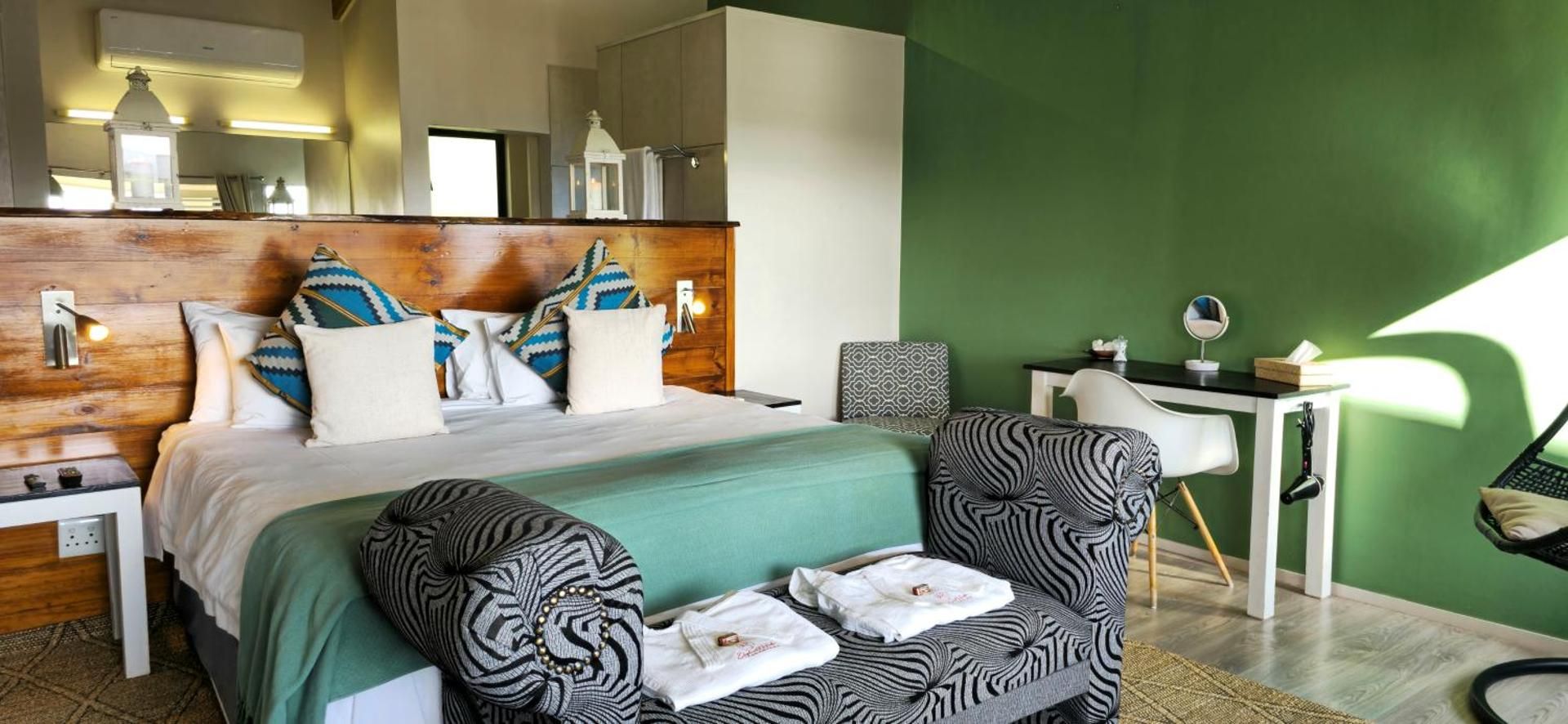 Elephant Hide of Knysna Guest Lodge Double Room with Lake View