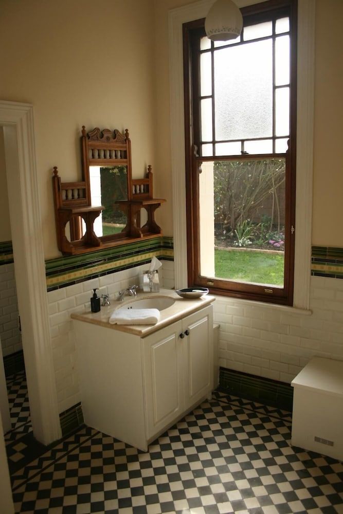 Reading House Poolside Double Room with Shower 4