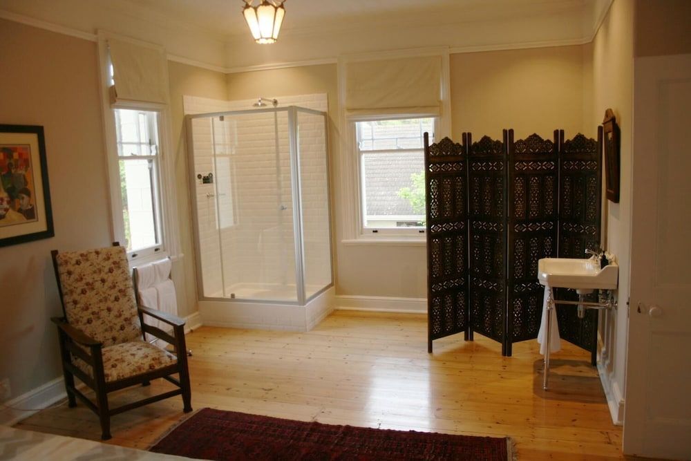 Reading House King Bedded Room with Shower 4