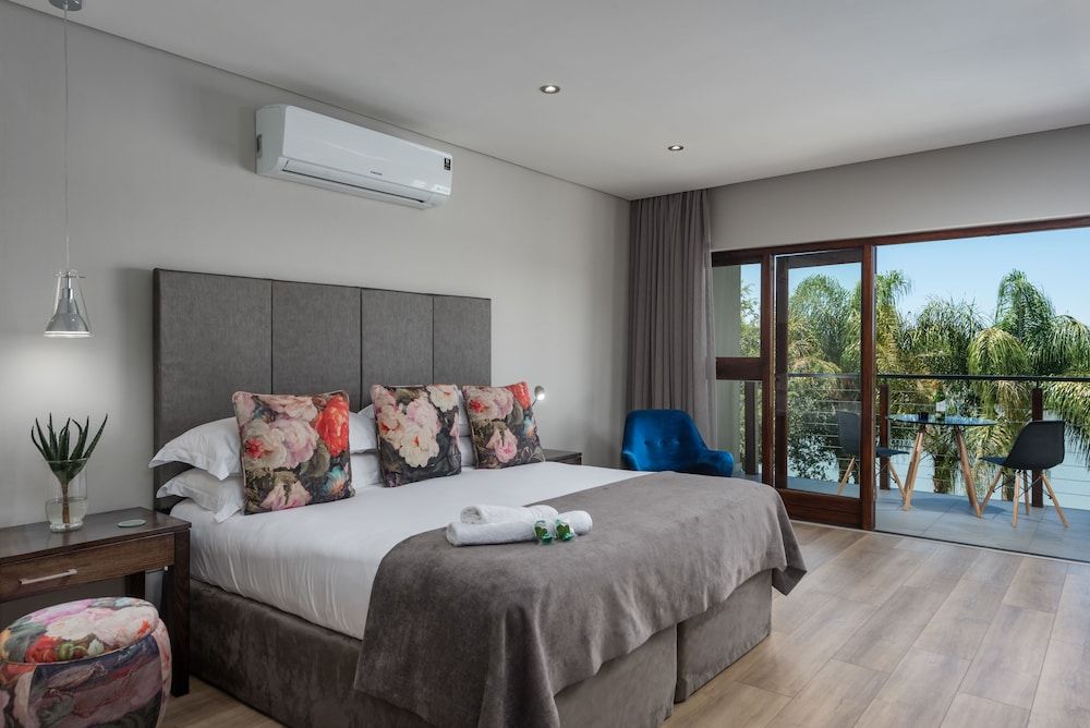 River Place Manor De-Luxe River Facing