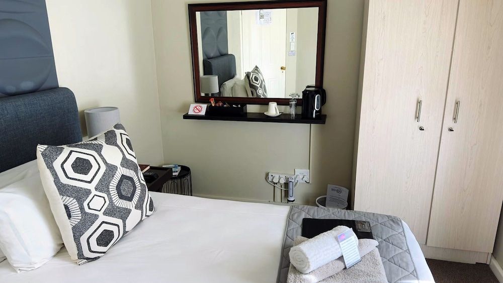 Single bed, small room 4