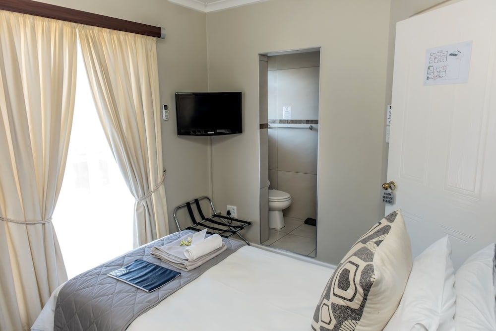 Single bed, small room 4