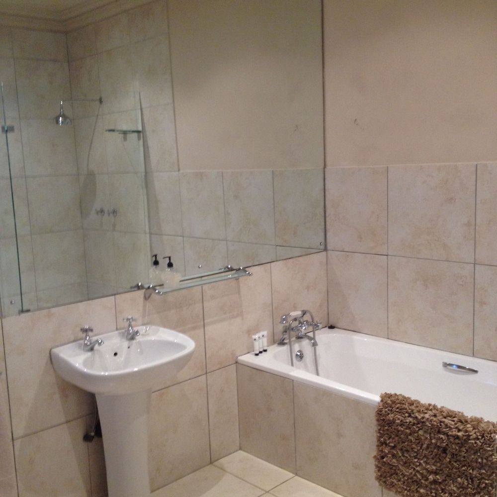 Arum Hill Lodge Luxury Cottage, Patio 3