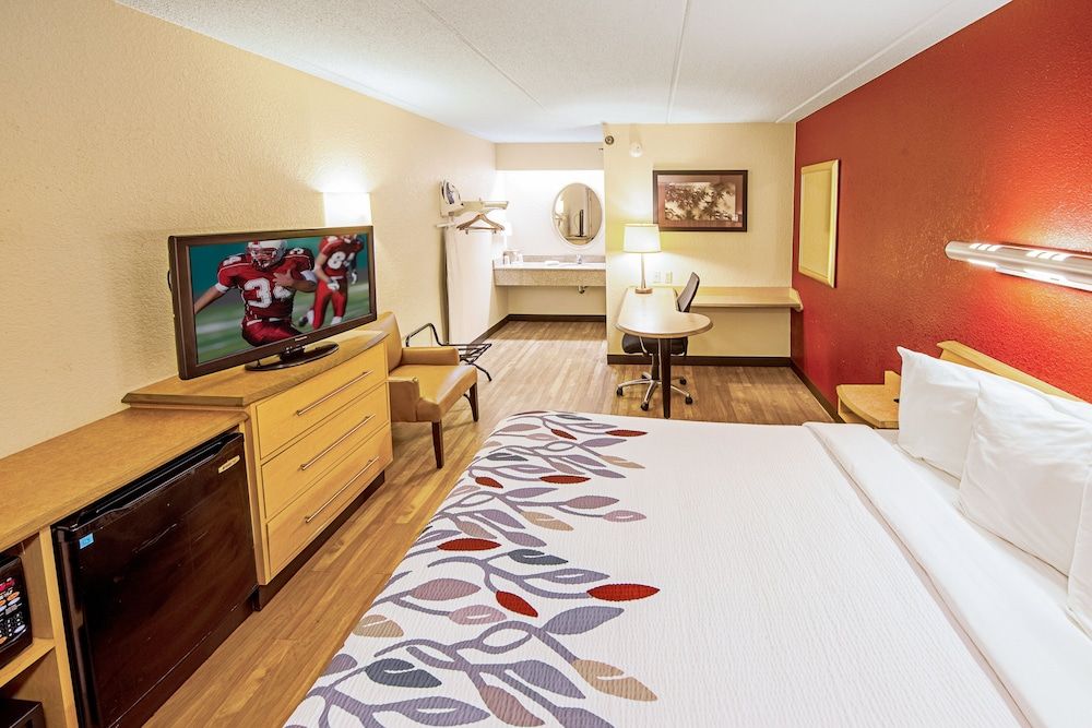 Red Roof Inn Milford - New Haven Superior Room, 1 King Bed (Smoke Free) 2