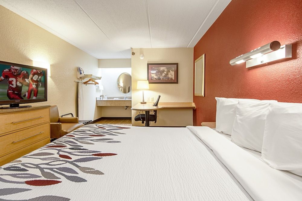 Red Roof Inn Milford - New Haven Superior Room, 1 King Bed (Smoke Free)
